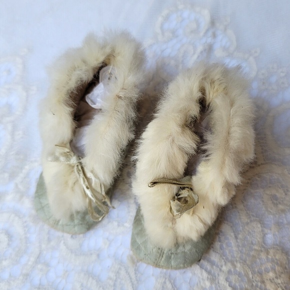 Antique Baby Boots Ivory Rabbit Fur Trim, Silk Ribbon Silky Pale Blue Quilted - Picture 2 of 8